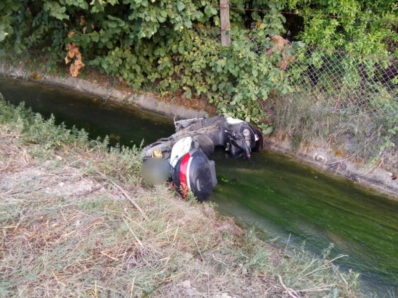 vespa nel canale scaled vespa nel canale scaled