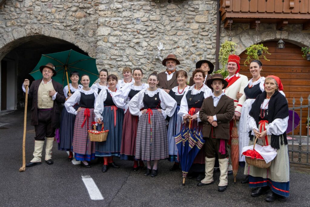 Costume Balli e Canti La Magia delle Tradizioni di Parre 2 Costume Balli e Canti La Magia delle Tradizioni di Parre 2