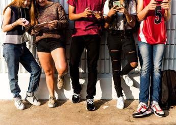 Macron vuole vietare i social agli under 15 lo psicologo Lavenia Non e una soluzione formiamo i ragazzi con il Patentino digitale