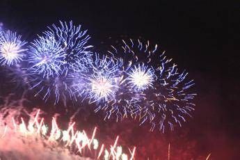 Capodanno e bambini attenzione a fumi fuochi artificio lallarme dei pediatri Capodanno e bambini attenzione a fumi fuochi artificio lallarme dei pediatri