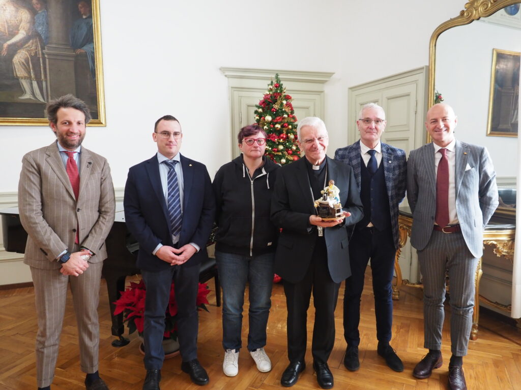 Confartigianato e Coldiretti donano al Vescovo la statuina del presepe 2024 Confartigianato e Coldiretti donano al Vescovo la statuina del presepe 2024