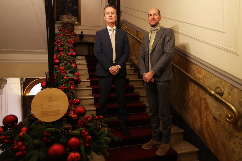 Corrado Conforto Galli con Fortunato Trezzi sullo scalone decorato Corrado Conforto Galli con Fortunato Trezzi sullo scalone decorato