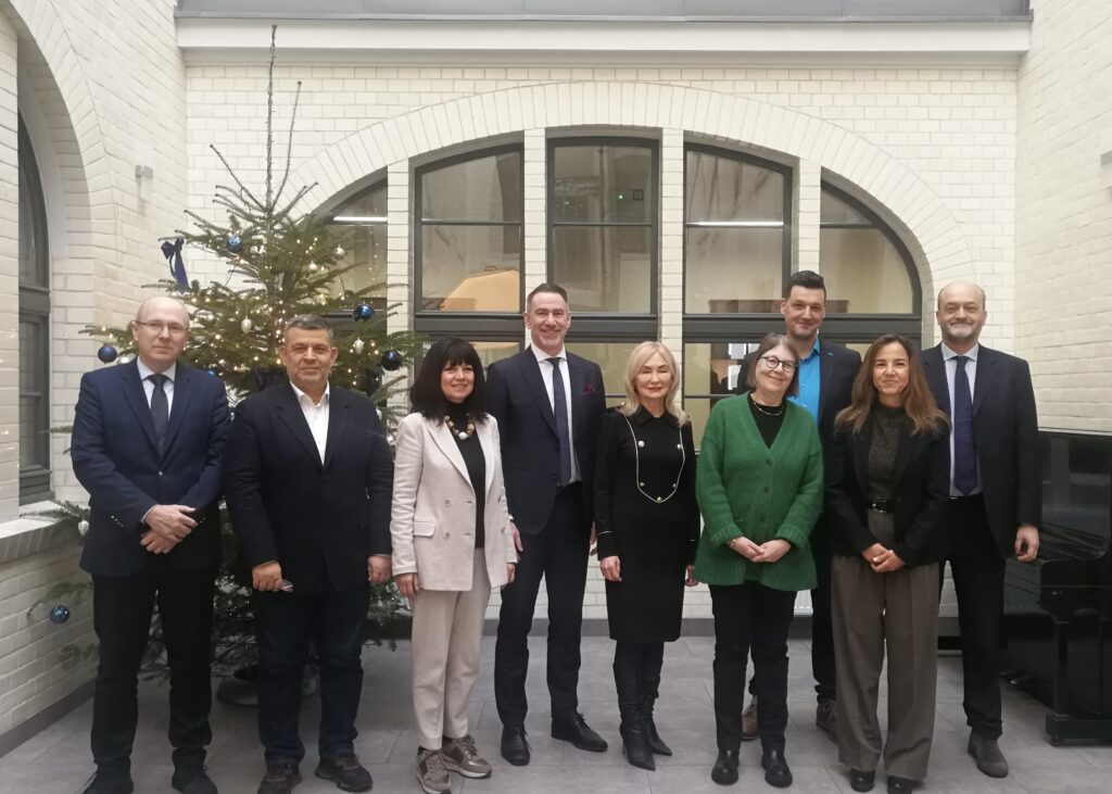 01. Rettore UniBg Sergio Cavalieri insieme agli altri Rettori delle universita partner Francia Portogallo Svezia Germania Grecia Albania Bulgaria e Polonia Kick off Bauhaus4Eu 01. Rettore UniBg Sergio Cavalieri insieme agli altri Rettori delle universita partner Francia Portogallo Svezia Germania Grecia Albania Bulgaria e Polonia Kick off Bauhaus4Eu