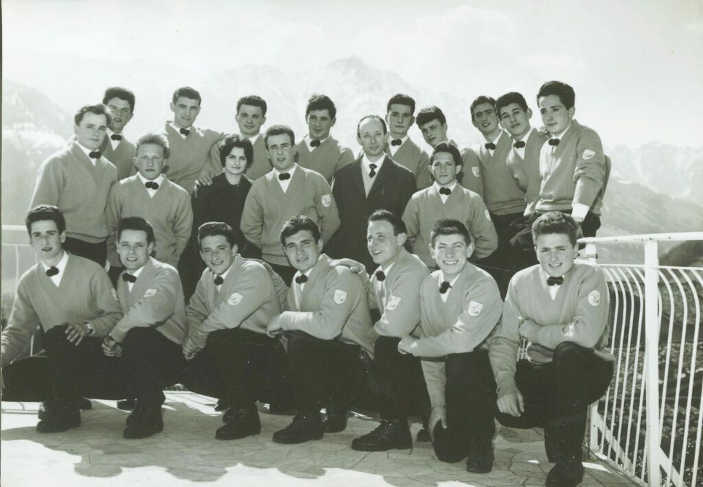 Coro Idica in una foto depoca con il maestro Dubiensky Coro Idica in una foto depoca con il maestro Dubiensky