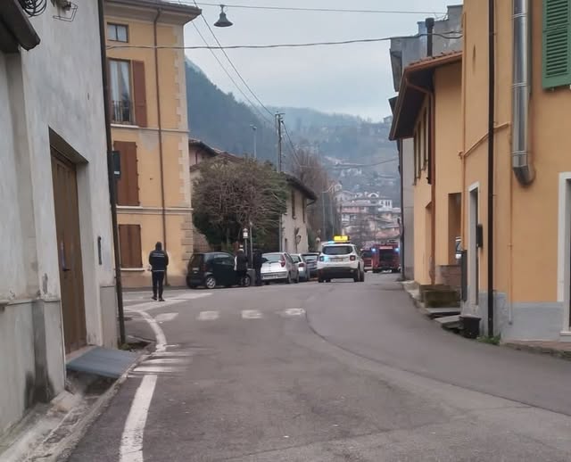 Incendio in unabitazione a Inzino strada chiusa per i soccorsi Incendio in unabitazione a Inzino strada chiusa per i soccorsi