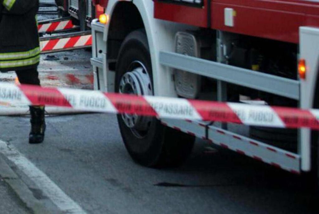 Roma scontro tra tre auto sulla provinciale per Capena 3 feriti gravi Roma scontro tra tre auto sulla provinciale per Capena 3 feriti gravi
