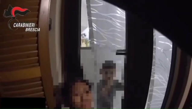 Travagliato mamma chiusa fuori casa bimbi salvati dai carabinieri Travagliato mamma chiusa fuori casa bimbi salvati dai carabinieri