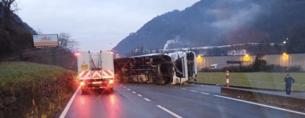 camion ribaltato zona mele casnigo camion ribaltato zona mele casnigo