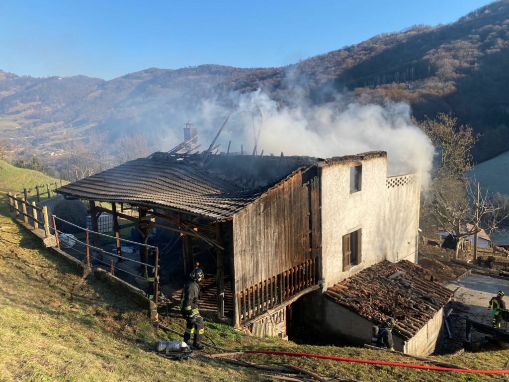 incendio canna fumaria leffe incendio canna fumaria leffe
