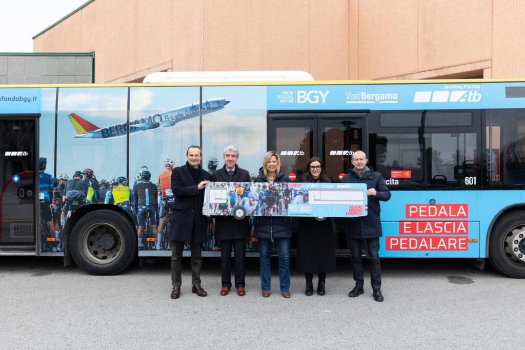 Bergamo un bus personalizzato per promuovere la BGY Airport Granfondo Bergamo un bus personalizzato per promuovere la BGY Airport Granfondo
