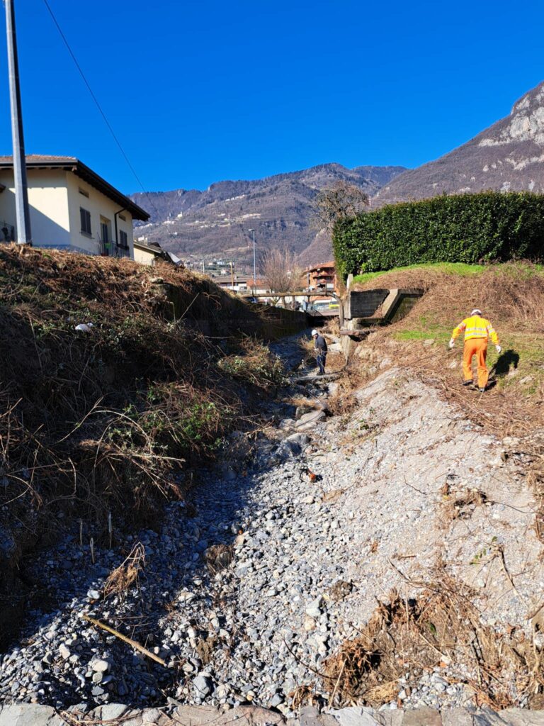 Costa Volpino volontari al lavoro per la pulizia della Val Supine