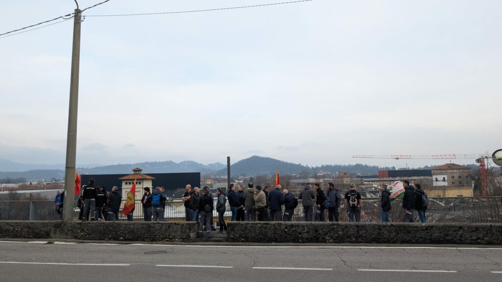 DMG Bergamo scontro sulle bandiere sindacali i lavoratori scioperano DMG Bergamo scontro sulle bandiere sindacali i lavoratori scioperano