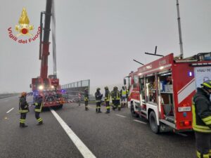 Incidente mortale in A35 camion travolge auto in sosta