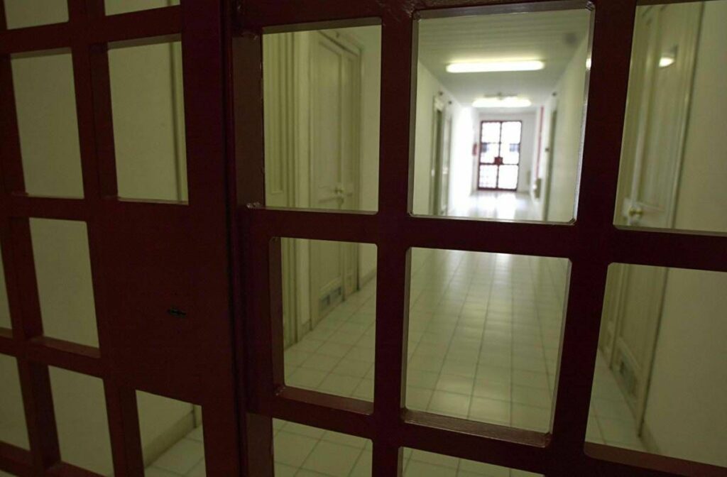 Perquisizioni nel carcere di Prato indagati agenti e detenuti