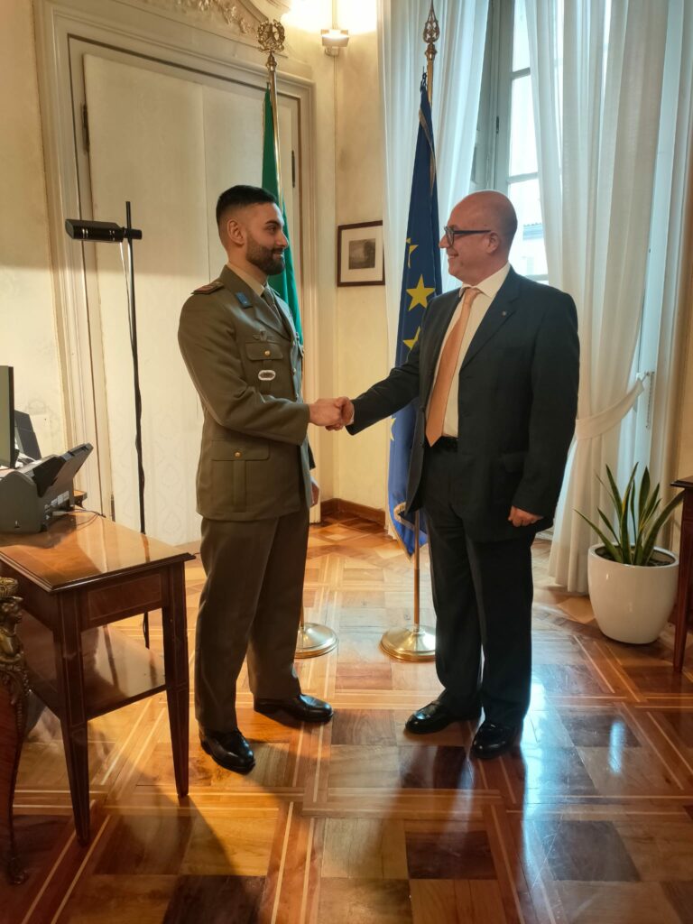 Seriate Il Prefetto di Bergamo premia il militare eroe Nicola Rea Seriate Il Prefetto di Bergamo premia il militare eroe Nicola Rea