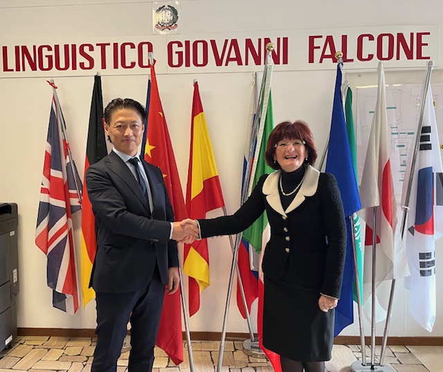 il direttore Fu Haifeng con la dirigente Gloria Farise il direttore Fu Haifeng con la dirigente Gloria Farise