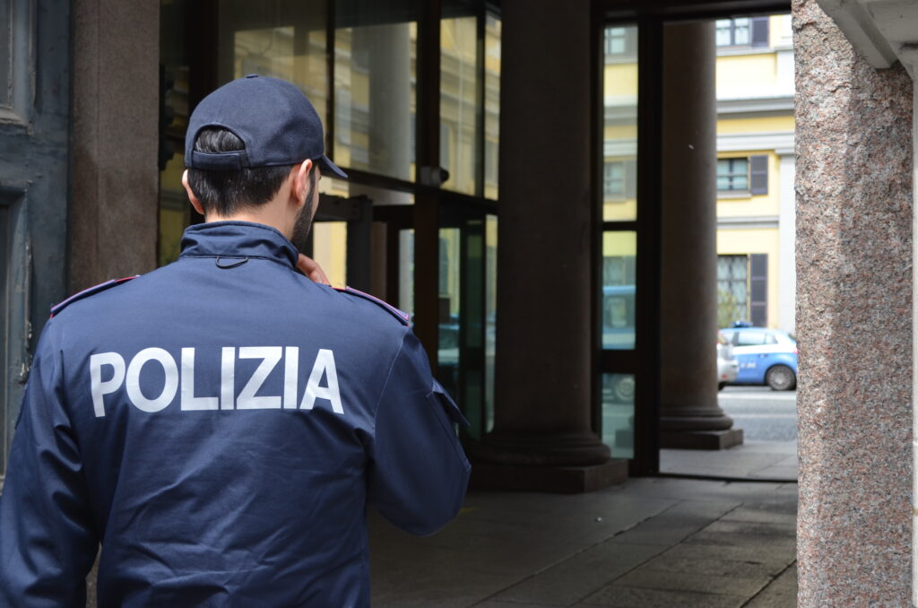 70enne si accascia privo di sensi 4 agenti della Polizia di Stato lo salvano