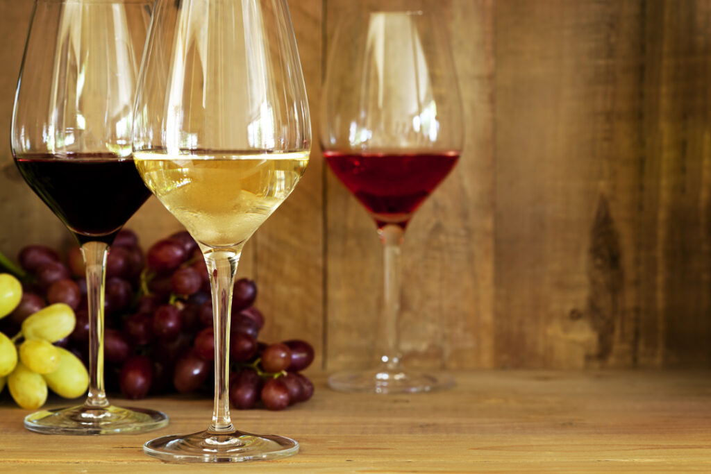 Bicchieri vino bianco rosso e rose Bicchieri vino bianco rosso e rose
