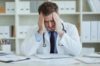 Eurispes Cruciale riconoscere segnali del burnout per prevenire danni a salute lavoratori
