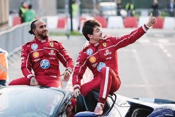 Ferrari nuovo look per il Gp di Monza svelata la Rossa di Hamilton e Leclerc Ferrari nuovo look per il Gp di Monza svelata la Rossa di Hamilton e Leclerc