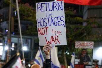 Gaza 600 giorni di guerra famiglie ostaggi protestano contro governo a Tel Aviv