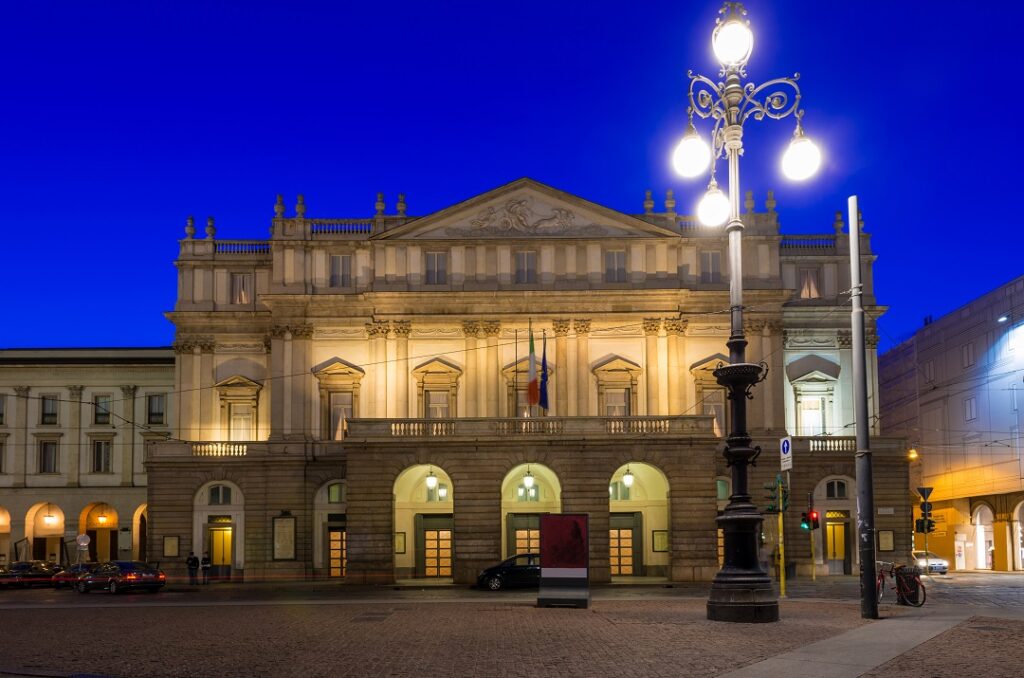 Teatro alla Scala esterno sera ridotta Teatro alla Scala esterno sera ridotta