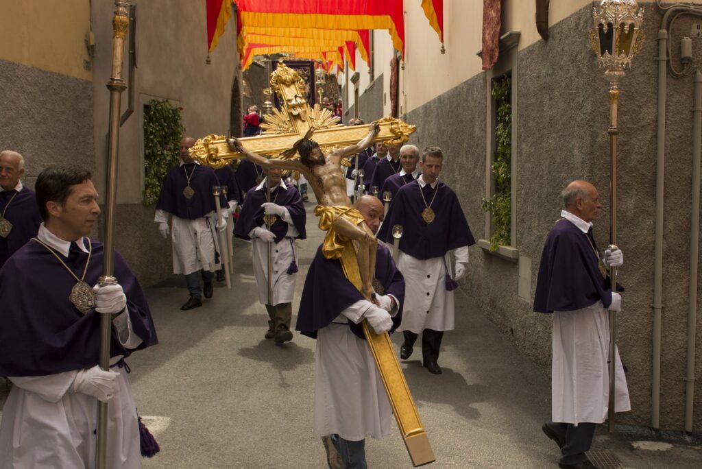 Confraternite unite a Gandino per la Via Crucis del Venerdi Santo