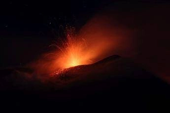 Etna nuova eruzione fontane di lava fino a 300 metri