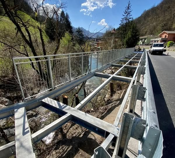 Greenway della Valle Trompia corsia protetta per ciclisti in localita Pila