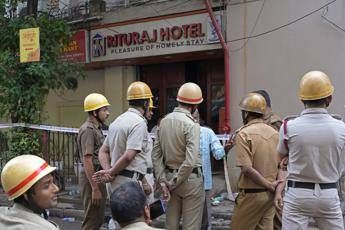 India incendio in albergo a Calcutta almeno 15 morti