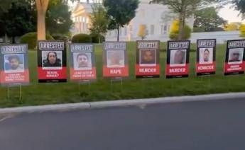 Migranti lultima trovata di Trump le foto sul prato della Casa Bianca Migranti lultima trovata di Trump le foto sul prato della Casa Bianca