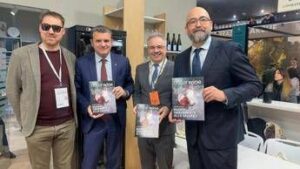 Oscarwine sbarca su carta la nuova freepress presentata al Vinitaly Oscarwine sbarca su carta la nuova freepress presentata al Vinitaly