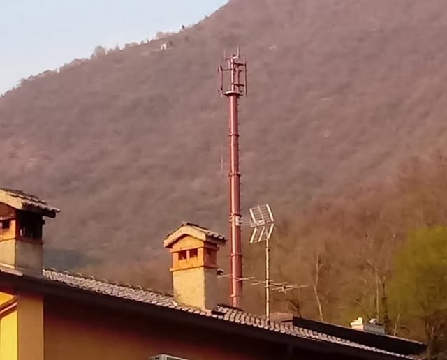 Sarezzo polemiche per la nuova antenna in Valle Serve per la copertura ma troppa vicinanza alle case Sarezzo polemiche per la nuova antenna in Valle Serve per la copertura ma troppa vicinanza alle case