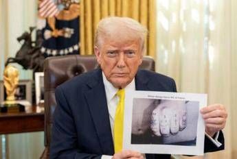 Trump e la lite con il giornalista per la foto modificata o no