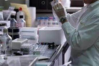 Tumori biopsia liquida e su tessuti cura mirata su doppio test migliora sopravvivenza