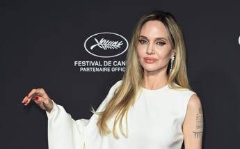 Angelina Jolie compie 50 anni dal film mancato con gli 883 a icona mondiale Angelina Jolie compie 50 anni dal film mancato con gli 883 a icona mondiale