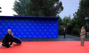 Arriva Meloni e Rama si inginocchia Edi smettila Video