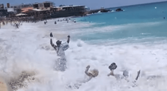 Caraibi onda travolge una coppia a riva e la scaglia contro le rocce Video