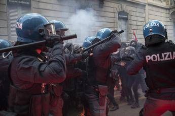 Codici identificativi per agenti di polizia Piantedosi Non accadra mai