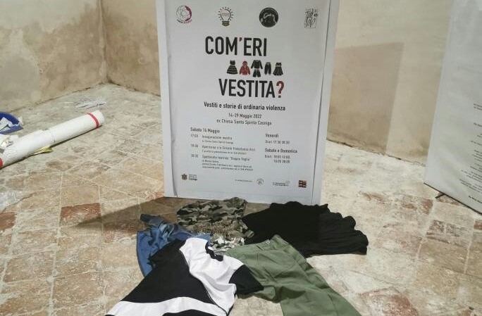 Comeri vestita e cartelli stradali Casnigo e Gandino unite contro la violenza sulle donne