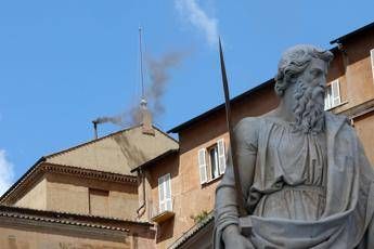 Conclave anche la seconda fumata e nera Conclave anche la seconda fumata e nera