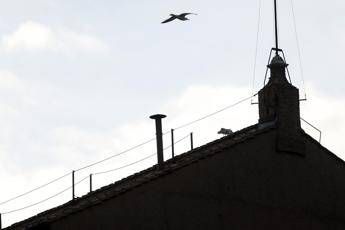 Conclave oggi al via gli occhi del mondo puntati sul comignolo della Sistina Conclave oggi al via gli occhi del mondo puntati sul comignolo della Sistina