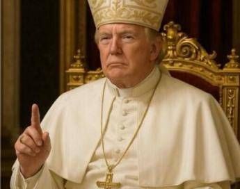 Donald Trump vestito da Papa la foto sui social della Casa Bianca Donald Trump vestito da Papa la foto sui social della Casa Bianca