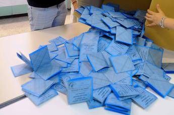 Elezioni amministrative 2026 seggi aperti oggi dalle 7 alle 15. Ieri laffluenza al 4631 Elezioni amministrative 2026 seggi aperti oggi dalle 7 alle 15. Ieri laffluenza al 4631
