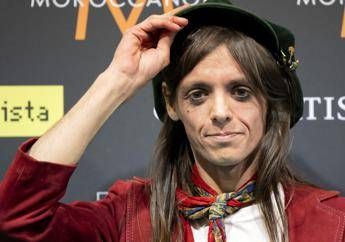 Eurovision oggi il debutto di Lucio Corsi il primo dopo 27 anni a suonare uno strumento sul palco