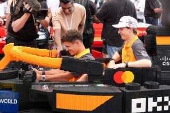 Formula 1 piloti in pista con macchine di. Lego. E pezzi di McLaren volano via Video