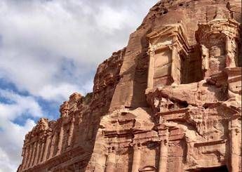 Giordania inondazioni improvvise a Petra centinaia di turisti evacuati