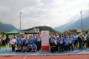 Il gruppo della Polisportiva Disabili Valcamonica con la presidente Frassa e il sindaco di Darfo Boario Terme Dario Colossi