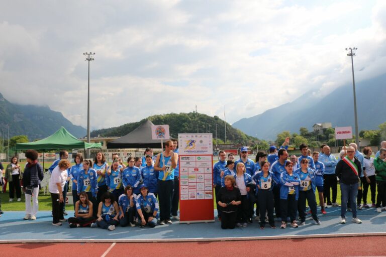 Il gruppo della Polisportiva Disabili Valcamonica con la presidente Frassa e il sindaco di Darfo Boario Terme Dario Colossi