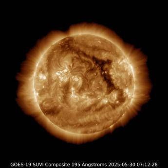 La Terra colpita da una forte tempesta solare possibili effetti su satelliti e comunicazioni La Terra colpita da una forte tempesta solare possibili effetti su satelliti e comunicazioni